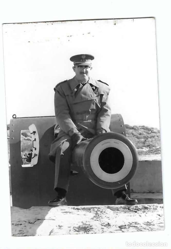 Militaria: CAPIT&Aacute;N DEL EJ&Eacute;RCITO ESPA&Ntilde;OL EN LOS A&Ntilde;OS SESENTA SENTADO EN CA&Ntilde;&Oacute;N