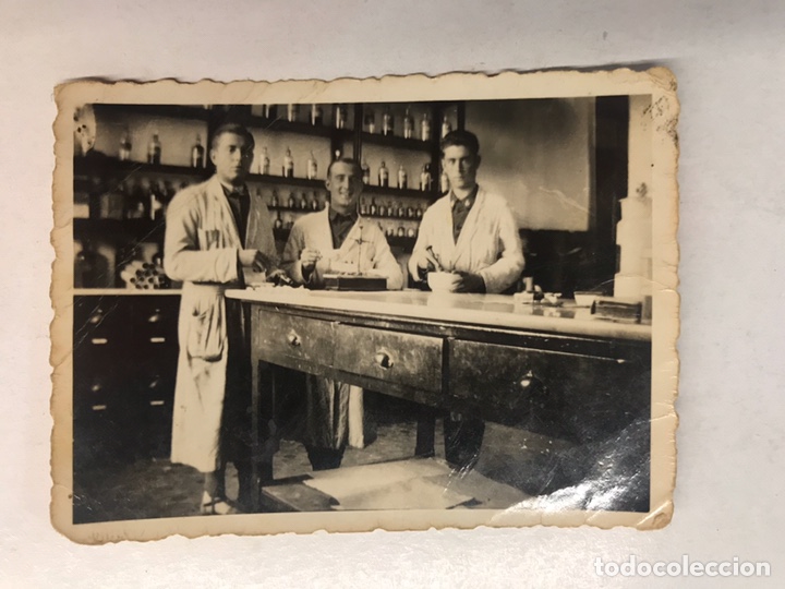 Militaria: MILITAR MEDICOS..FOTOGRAF&Iacute;A ANTIGUA. Farmac&eacute;uticos elaborando un medicamento..(h.1940?)