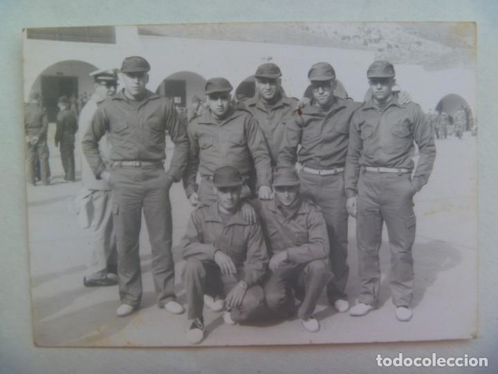 Militaria: FOTO DE MILITARES DE INFANTERIA DE MARINA CON ROPA DE FAENA, DETRAS MARINERO DE BLANCO