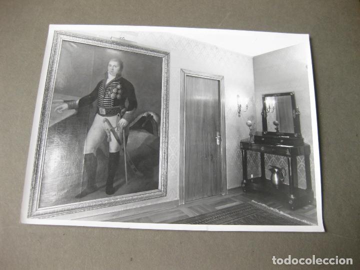 Militaria: FOTOGRAF&Iacute;A DEL INTERIOR DE UNA CASA CON UN CUADRO DE UN MILITAR CONDECORADO DE GUERRA INDEPENDENCIA