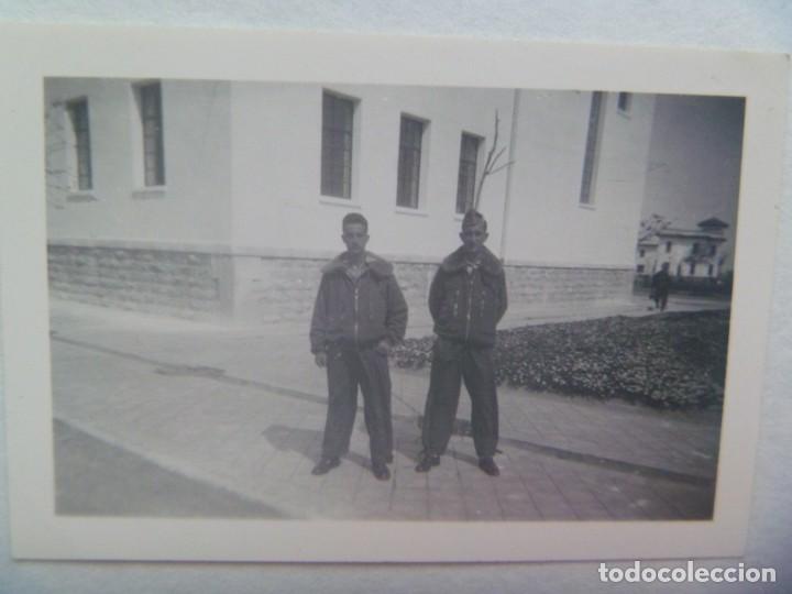 Militaria: EJERCITO DEL AIRE : FOTO DE DOS MILITARES DE AVIACION CON CHAQUETA DE VUELO