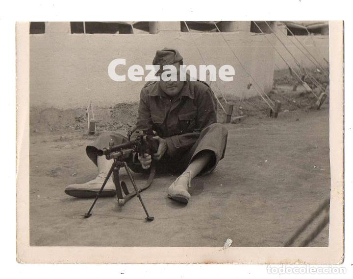 Militaria: MILICIAS UNIVERSITARIAS. SEU. 7 X 9 CM. AMETRALLADORA. ALPARGATAS.