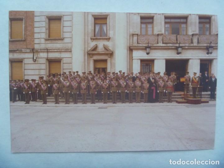 Militaria: FOTO DE ACTO MILITAR : GENERAL EN TRIBUNA, PATER CONDECORADO Y OFICIALES