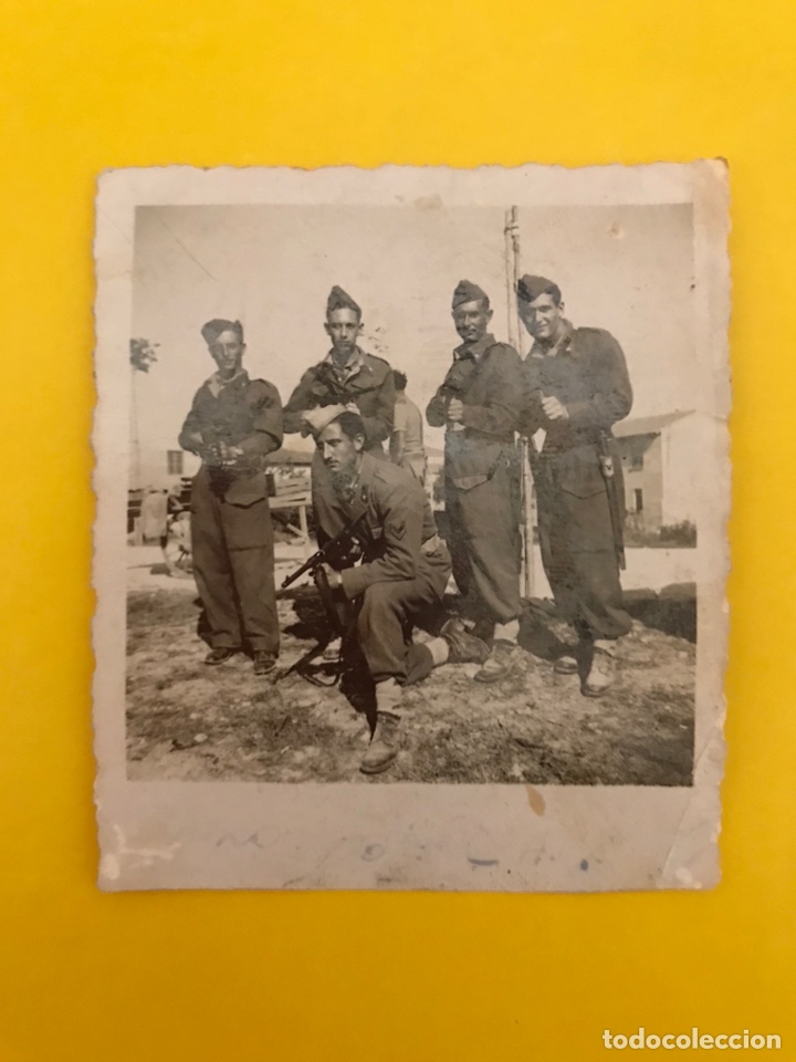Militaria: FANO ITALIA. Militar Fotograf&iacute;a J&oacute;venes con Fusil.. (h.1946?) de peque&ntilde;o tama&ntilde;o...