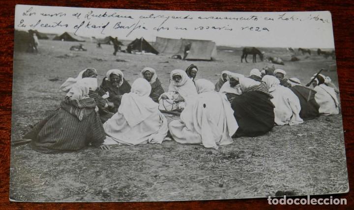 Militaria: FOTOGRAFIA DE LA GUERRA DEL RIF,  LOS MOROS ENTREGAN SUS ARMAS EN EL ZOCO DE ARBAA, EN LA REUNION DE