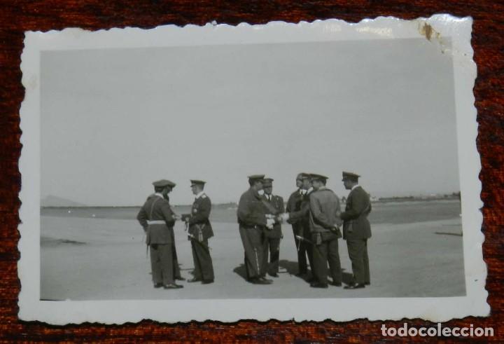 Militaria: FOTOGRAFIA DE OFICIALES DE AVICACION EN LA BASE AEREA DE SAN JAVIER, REVERSO ESCRITO (S. JAVIER 1958