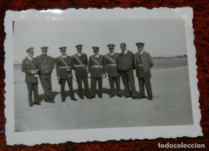 Militaria: FOTOGRAFIA DE OFICIALES DE AVICACION EN LA BASE AEREA DE SAN JAVIER, REVERSO ESCRITO (S. JAVIER 1958