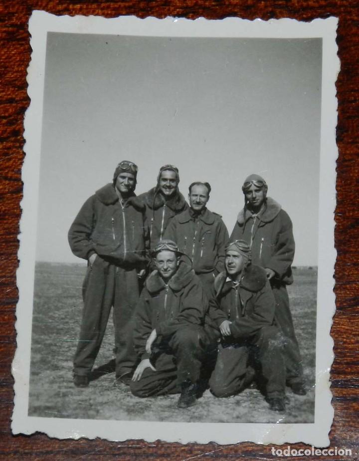 Militaria: FOTOGRAFIA DE PILOTOS DE AVIACION EN LA BASE AEREA DE SAN JAVIER, REVERSO ESCRITO (S. JAVIER 1957),