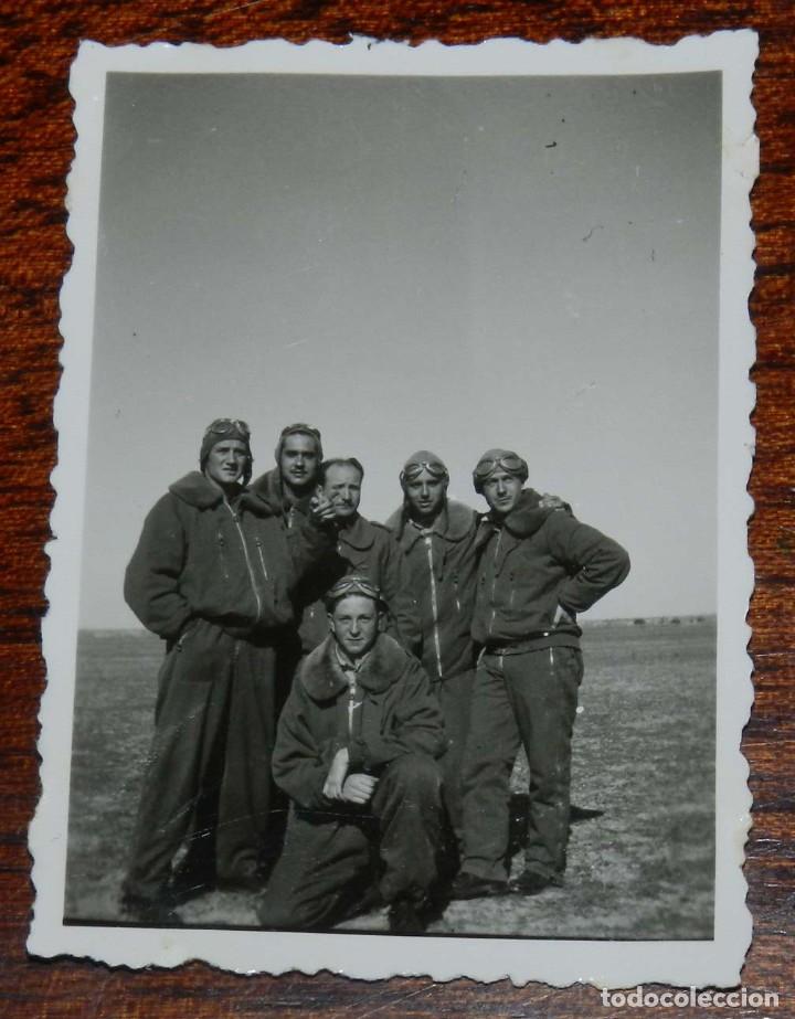 Militaria: FOTOGRAFIA DE PILOTOS DE AVIACION EN LA BASE AEREA DE SAN JAVIER, REVERSO ESCRITO (S. JAVIER 1957),