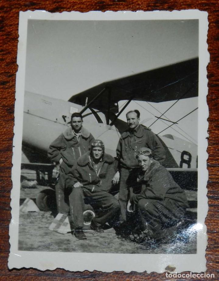 Militaria: FOTOGRAFIA DE PILOTOS DE AVIACION EN LA BASE AEREA DE SAN JAVIER, REVERSO ESCRITO (S. JAVIER 1957),