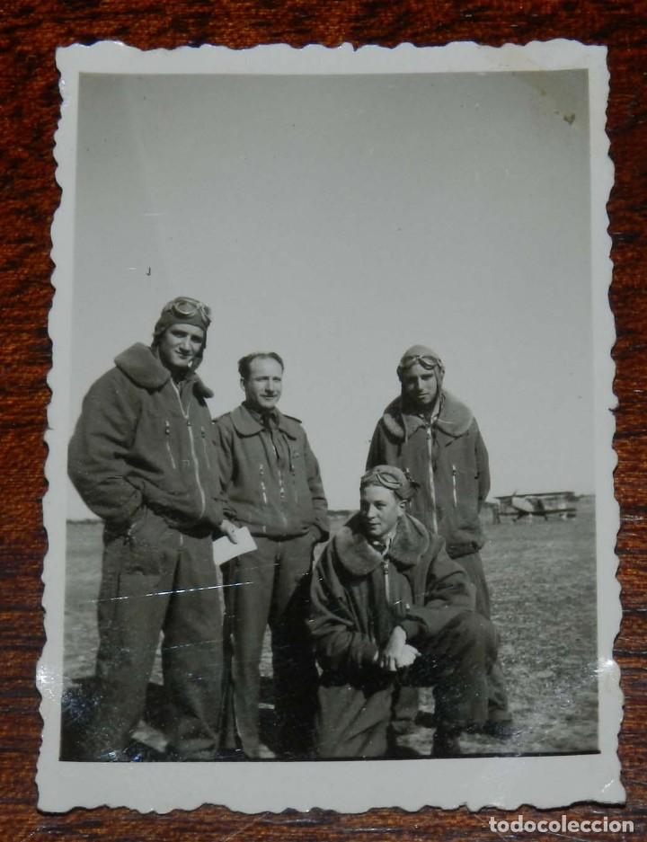 Militaria: FOTOGRAFIA DE PILOTOS DE AVIACION EN LA BASE AEREA DE SAN JAVIER, REVERSO ESCRITO (S. JAVIER 1957),