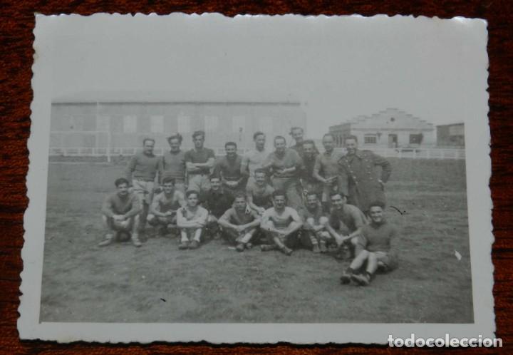 Militaria: FOTOGRAFIA DE LA ACADEMIA DE AVIACION DE LEON, SECCION DE FUTBOL, A&Ntilde;O 1946, MIDE 9 X 7 CMS.