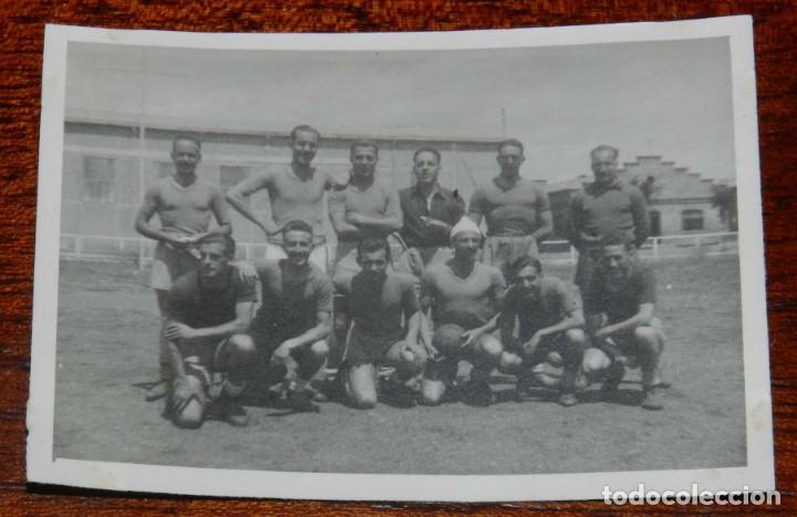 Militaria: FOTOGRAFIA DE LA ACADEMIA DE AVIACION DE LEON, SECCION DE FUTBOL, A&Ntilde;O 1946, MIDE 9 X 7 CMS.