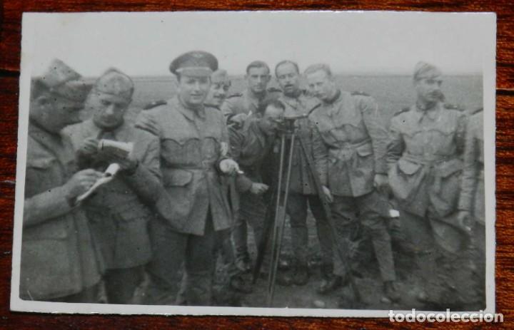 Militaria: FOTOGRAFIA DE PRACTICAS DE TOPOGRAFIA EN LA ACADEMIA DE AVIACION DE LEON, A&Ntilde;O 1946, MIDE 8,5 X 5,8 C
