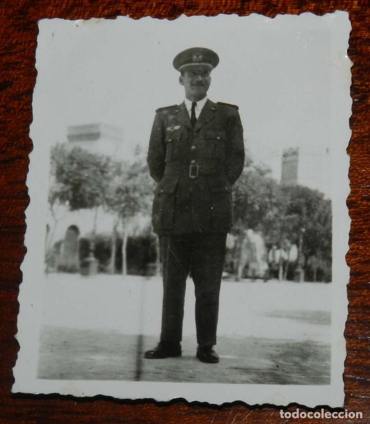 Militaria: FOTOGRAFIA DE OFICIAL DE AVIACION EN 1947, DEDICADA POR EL REVERSO, MIDE 6 X 4,5 CMS.