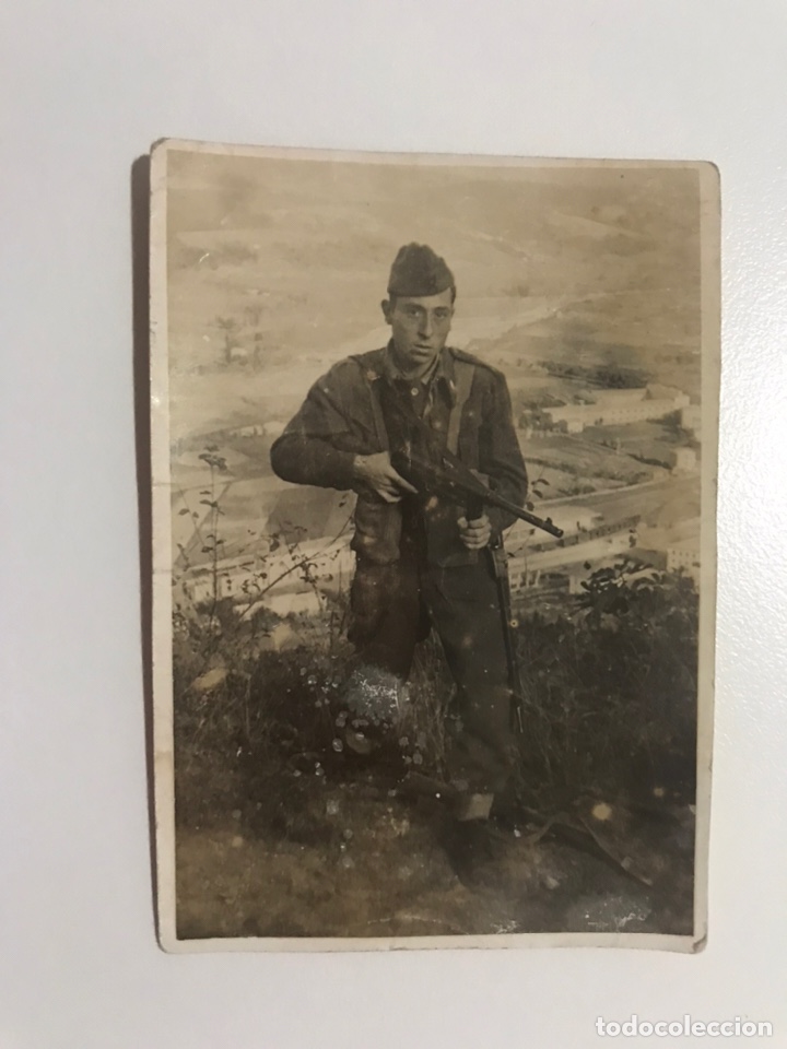 Militaria: MILITAR, ORVIETO. Umbr&iacute;a (Italia) Fotograf&iacute;a Soldado con fusil (Octubre de 1948)