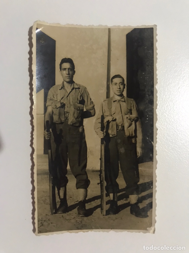 Militaria: MILITAR, ORVIETO. Umbr&iacute;a (Italia) Fotograf&iacute;a Soldados con fusil (Octubre de 1948)