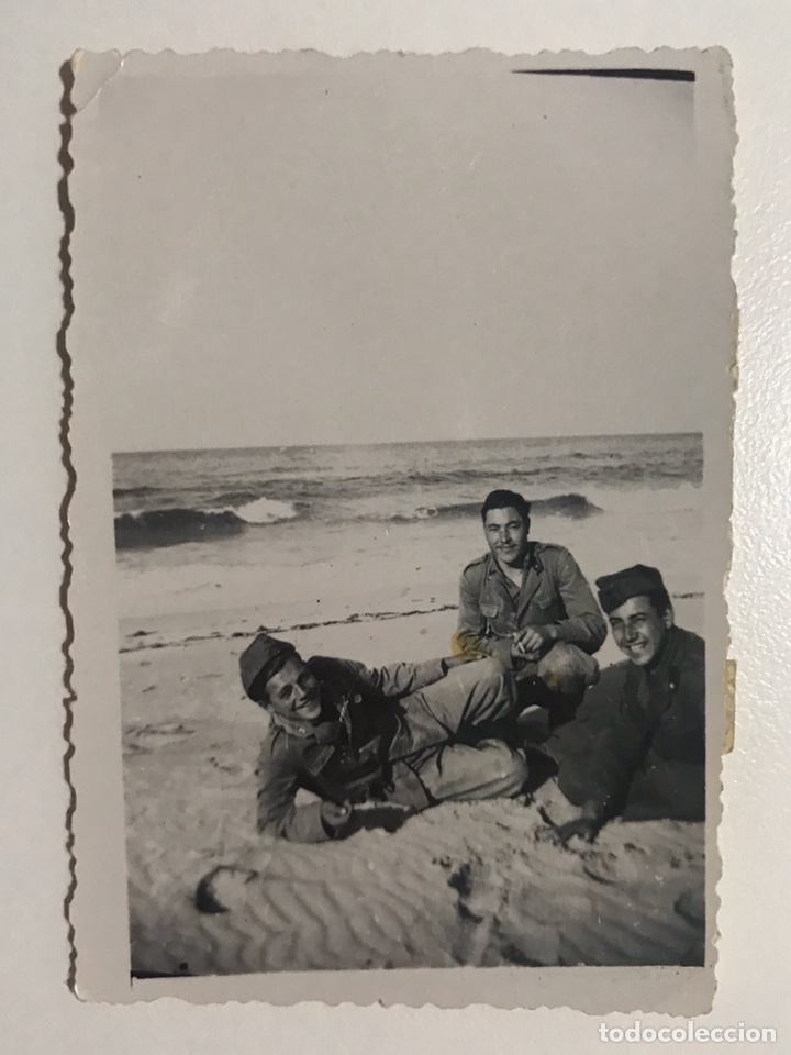 Militaria: MILITAR - MENFI ? (Sicilia) Fotograf&iacute;a, Soldados en la playa....(h.1950?)
