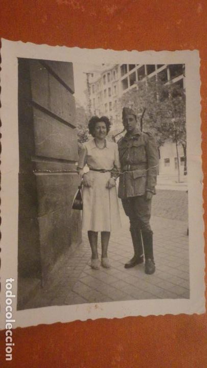Militaria: ANTIGUA FOTOGRAFIA.MILITAR JUNTO A SE&Ntilde;ORA.MADRID 1947