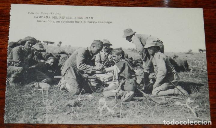 Militaria: POSTAL DE LA CAMPA&Ntilde;A DEL RIF. 1921. IRGUEMAN. CURANDO A UN SOLDADO BAJO FUEGO ENEMIGO. ED. POSTAL EX