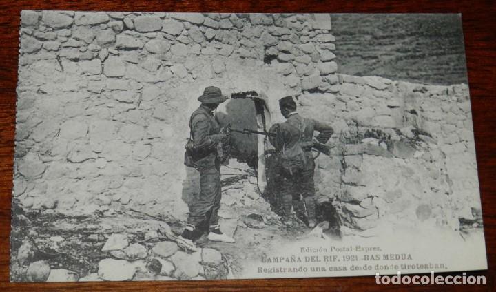 Militaria: POSTAL DE LA CAMPA&Ntilde;A DEL RIF. 1921. RAS MEDUA. REGISTRANDO UNA CASA DESDE DONDE TIROTEABAN. ED. POST