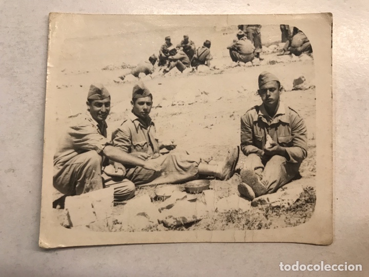 Militaria: MILITAR. Fotograf&iacute;a Original. Soldados en el Sahara.. (h.1960?) Escrita. Medidas: 9 x 7 cm.,