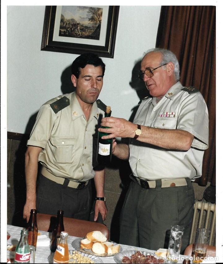 Militaria: AT50- FOTOGRAFIA DE -MILITARES DE ALTA GRADUACION ESPA&Ntilde;OLES- TOMANDO UN VINO -POR IDENTIFICAR