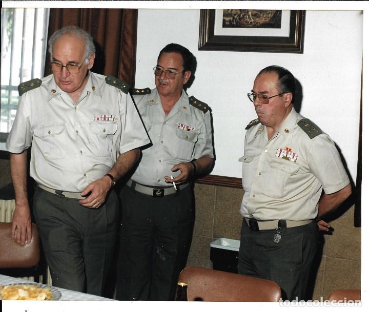 Militaria: AT50- FOTOGRAFIA DE -MILITARES DE ALTA GRADUACION ESPA&Ntilde;OLES- TOMANDO UN VINO -POR IDENTIFICAR