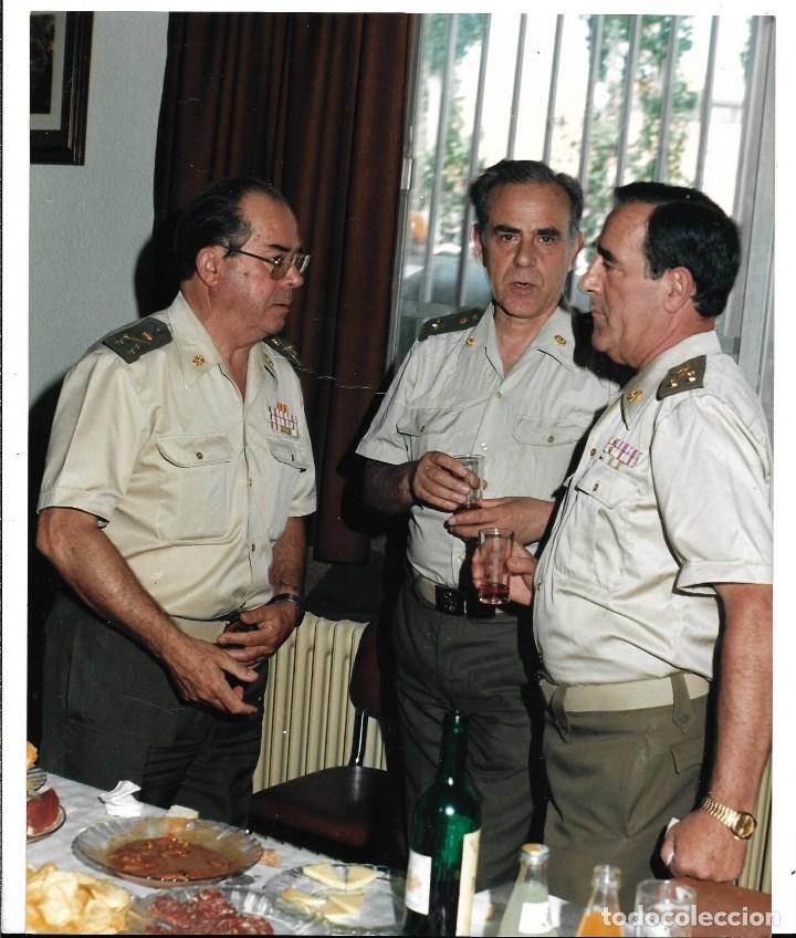 Militaria: AT50- FOTOGRAFIA DE -MILITARES DE ALTA GRADUACION ESPA&Ntilde;OLES- TOMANDO UN VINO -POR IDENTIFICAR
