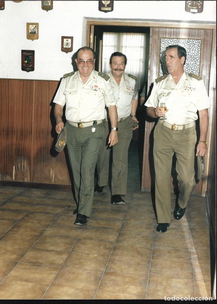 Militaria: AT50- FOTOGRAFIA DE -MILITARES DE ALTA GRADUACION ESPA&Ntilde;OLES- TOMANDO UN VINO -POR IDENTIFICAR