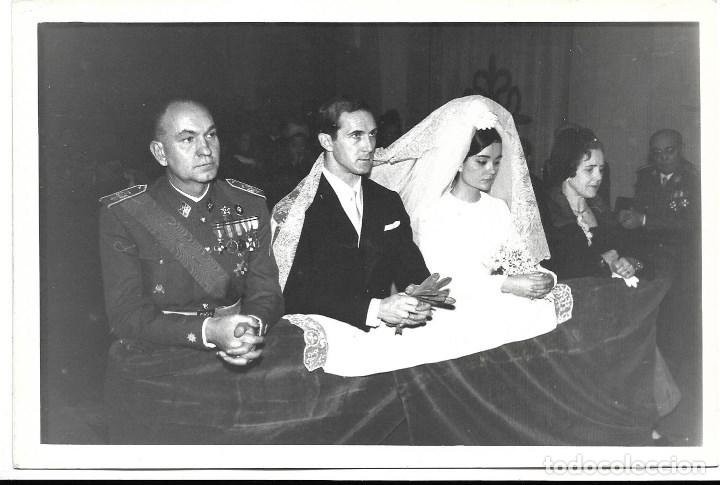 Militaria: AT50- 2 EXTRAORDINARIAS FOTOGRAFIAS -UN MILITAR ACOMPA&Ntilde;ANDO A SU HIJA EN SU BODA FOTO-BRIONES-