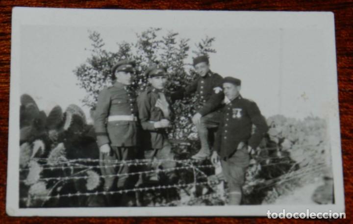 Militaria: FOTOGRAFIA DE MILITARES EN 1926, ESCRITA POR DETRAS, MIDE 6,5 X 4,5 CMS.