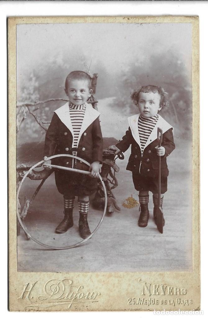 Militaria: AT50- EXTRAORDINARIA FOTOGRAFIA ANTIGUA- DE DOS NI&Ntilde;OS JUGANDO -FOTO-  DUFOUR-NEVERS-