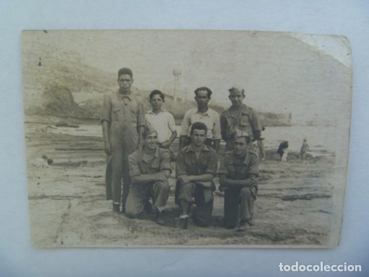 Militaria: FOTO DE MILITARES CON CIVILES, A&Ntilde;OS 40