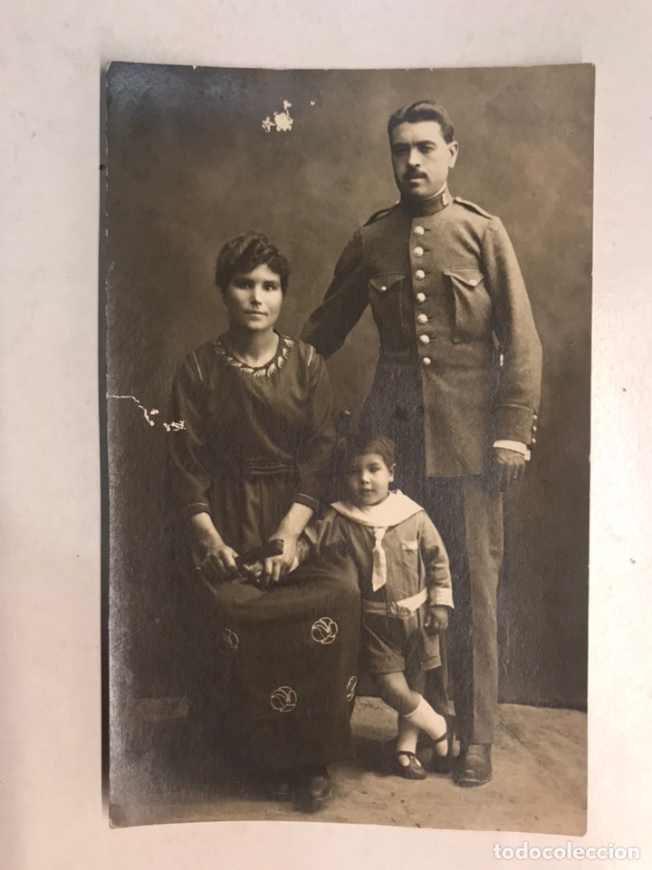 Militaria: MILITAR. Fotograf&iacute;a Militar espa&ntilde;ol con su Familia. Reinado de Alfonso XIII. Medidas: 13,5 x 8,5 cm.
