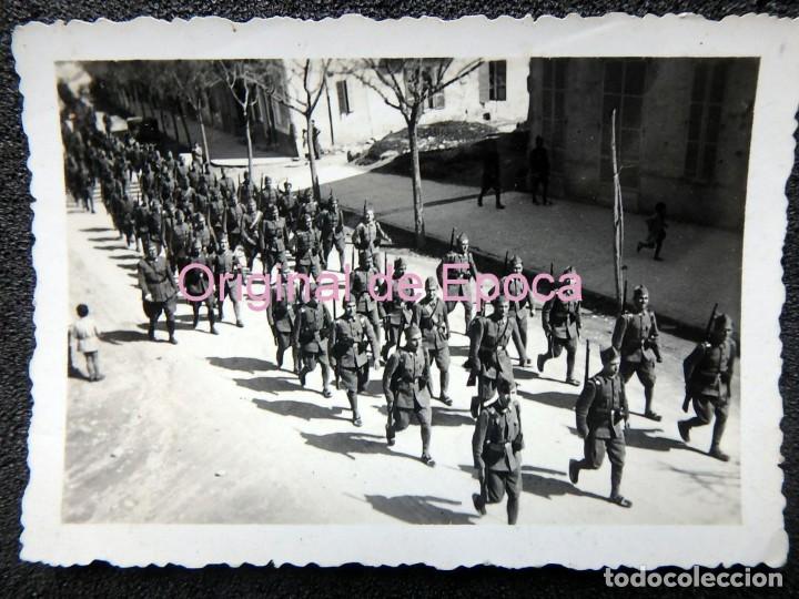 Militaria: (JX-200424)Fotograf&iacute;a de tropas entrando en un pueblo , Guerra Civil ??, medidas 8,50 cm x 5,00 cm .