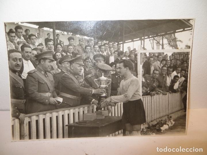 Militaria: FOTO MILITAR DE ALGUN PARTIDO DEL VALENCIA CREO ENTREGA TROFEO, A&Ntilde;O 1945