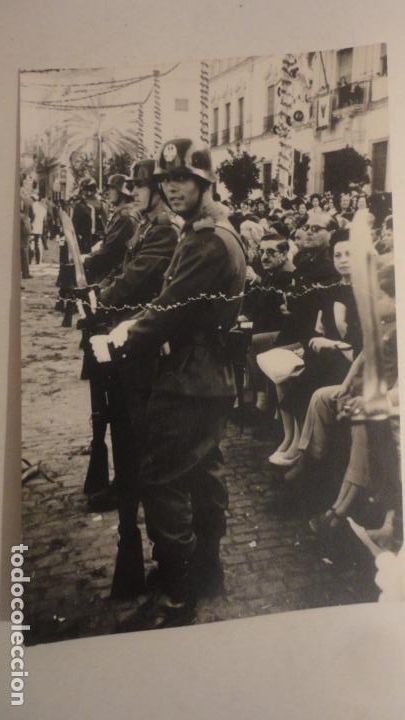 Militaria: ANTIGUA FOTOGRAFIA.MILITARES DIA DEL CORPUS CRISTI.SEVILLA 1965