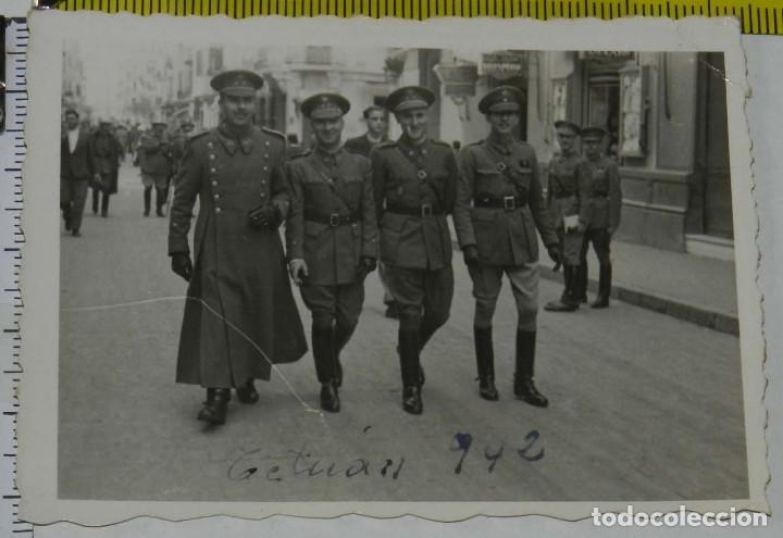 Militaria: FOTOGRAFIA MILITAR DE OFICIALES PASEANDO POR UNA CALLE DE TETUAN, A&Ntilde;O 1942, MIDE 8,5 X 6,5 CMS.