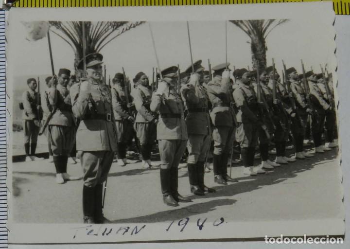 Militaria: FOTOGRAFIA MILITAR DE DESFILE EN TETUAN, REGULARES, MEHALA, TROPA INDIGENA, A&Ntilde;O 1940, MIDE 8,5 X 6,5