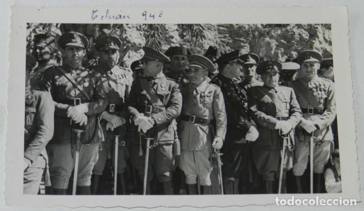 Militaria: FOTOGRAFIA DE  OFICIALES DE INFANTERIA, ARTILLERIA, GUARDIA CIVIL, REGULARES, CON MEDALLA COLECTIVA