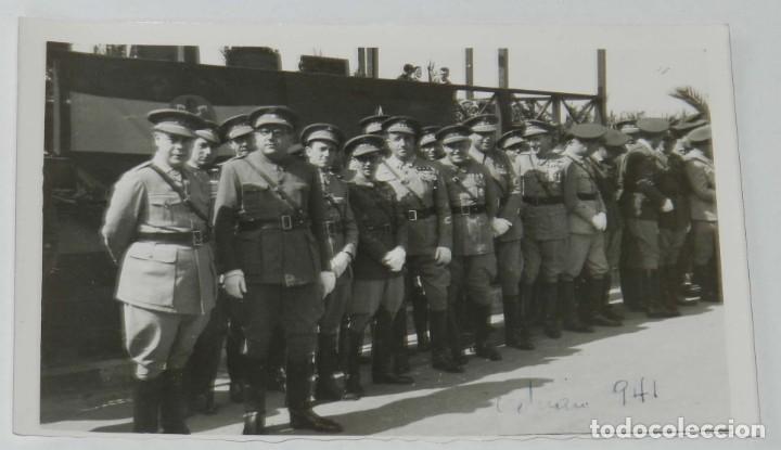 Militaria: FOTOGRAFIA DE  OFICIALES PRESENCIANDO DESFILE EN TETUAN, A&Ntilde;O 1941, FOTO M. F. CUADRADO, MIDE 14 X 8,