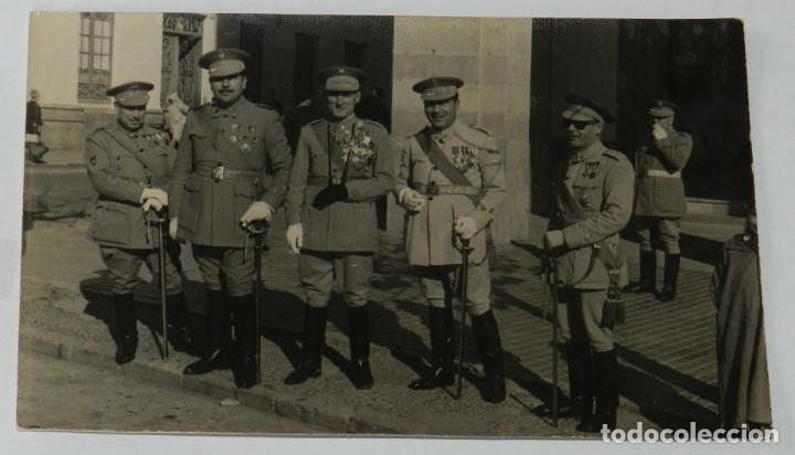 Militaria: FOTOGRAFIA DE OFICIALES DE REGULARES, A&Ntilde;OS 40, MIDE 14 X 8,5 CMS.