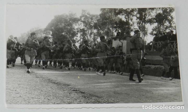 Militaria: FOTOGRAFIA DE DESFILE DE TROPAS DE REGULARES, MEHALA, FOTO A. VERA TETUAN, MIDE 13 X 8,5 CMS.