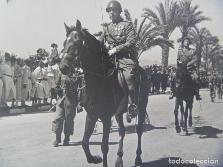 Militaria: FOTO DE DESFILE DE LA VICTORIA EN AFRICA: OFICIALA CABALLO CON CASCO ITALIANO, MOROS, TROPAS, 1944