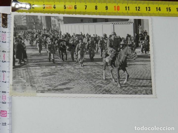 Militaria: FOTOGRAFIA DE LA COMPA&Ntilde;IA DE AMETRALLADORAS DESFILANDO, MARZO DE 1945, MIDE 13 X 8,5 CMS.