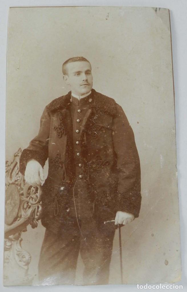 Militaria: FOTOGRAFIA DE MILITAR DE ARTILLERIA CON PELLIZA DE ASTRACAN CON ALAMARES, MIDE 19 X 11 CMS.