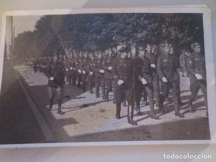 Militaria: foto postal. militares desfilando. a identificar.