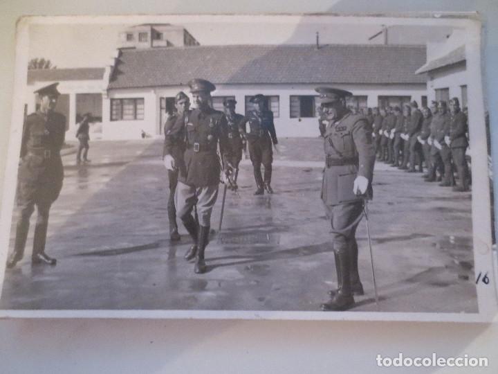 Militaria: foto postal. militares. desfile . aidentificar.