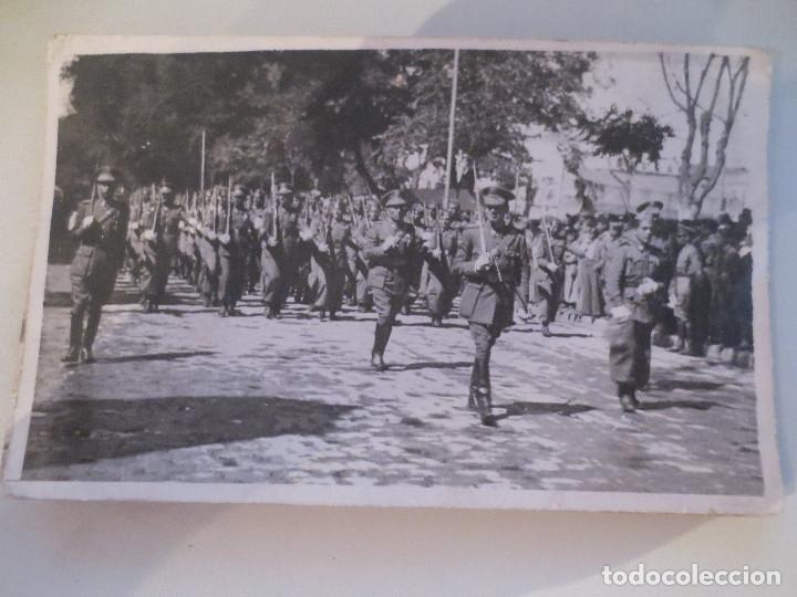 Militaria: foto postal. militares desfilando. a identicar.